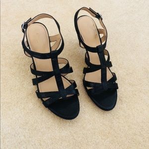 Black strapy pumps